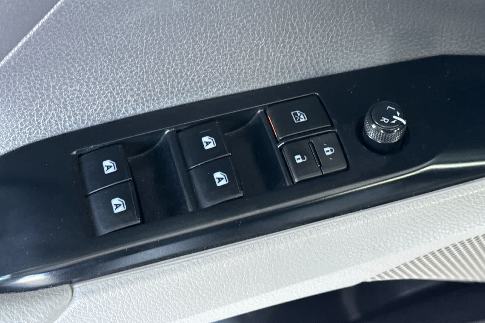 Used 2018 Toyota Camry LE FWD image 13