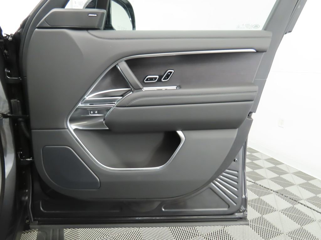 New 2025 Land Rover Range Rover Long Wheelbase SE image 27