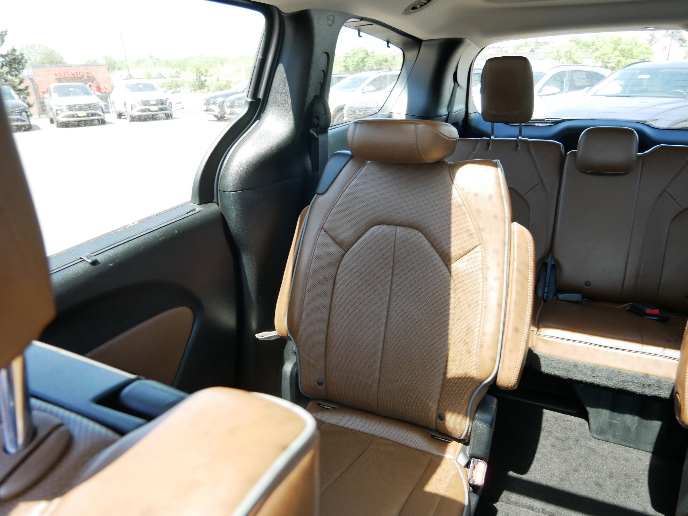 Used 2018 Chrysler Pacifica Limited w/ Tire & Wheel Group FWD image 12