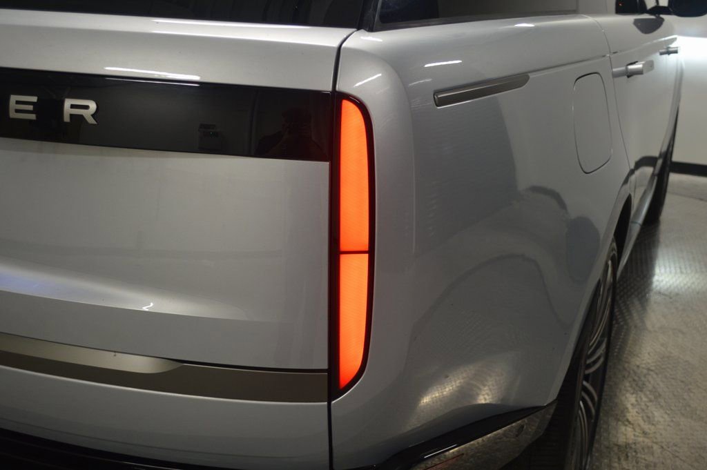 Used 2024 Land Rover Range Rover Long Wheelbase SE image 12