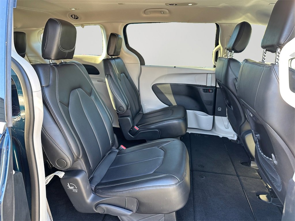 Used 2023 Chrysler Pacifica Touring-L image 13