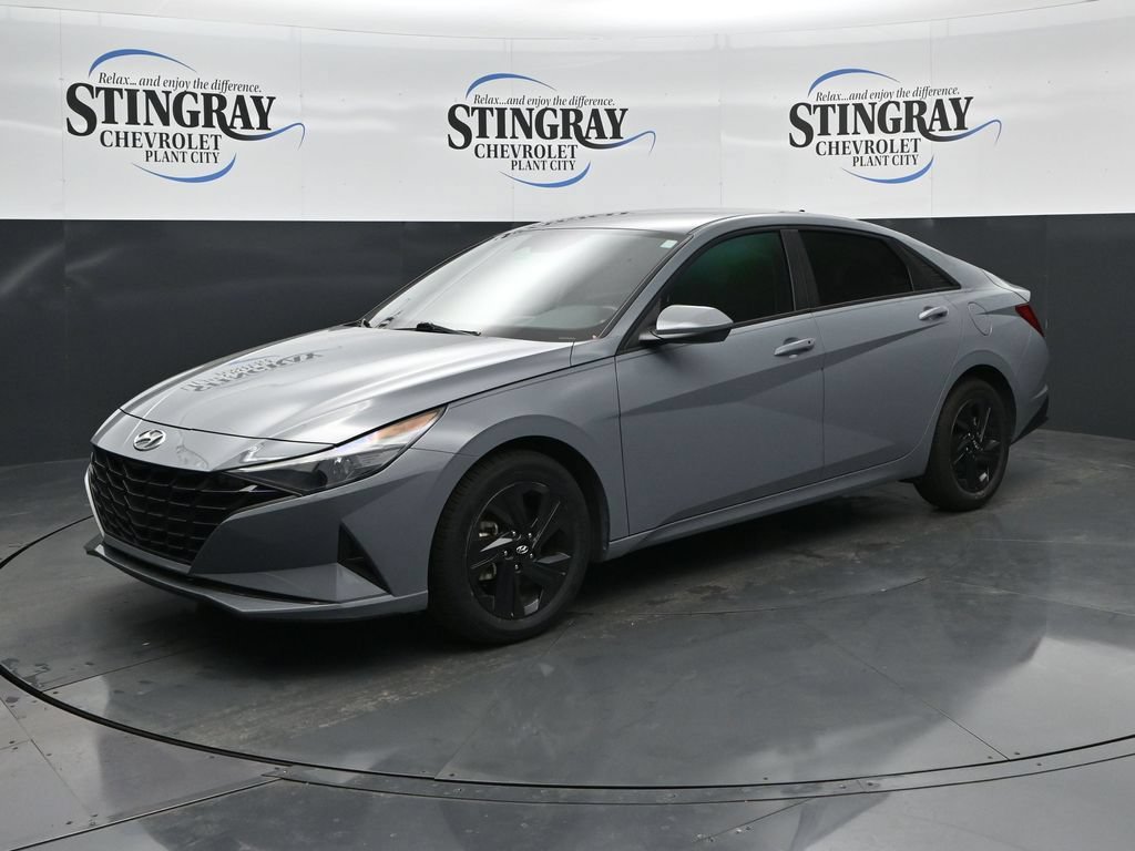 Used 2023 Hyundai Elantra SEL w/ Preferred Accessory Package FWD image 3