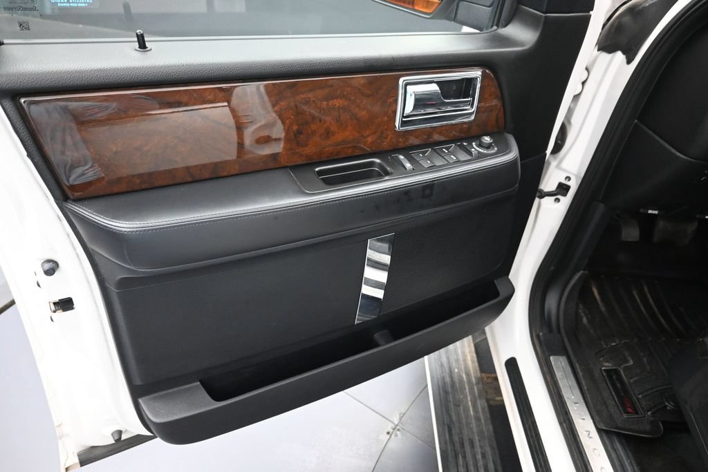 Used 2016 Lincoln Navigator Select AWD/4WD image 25