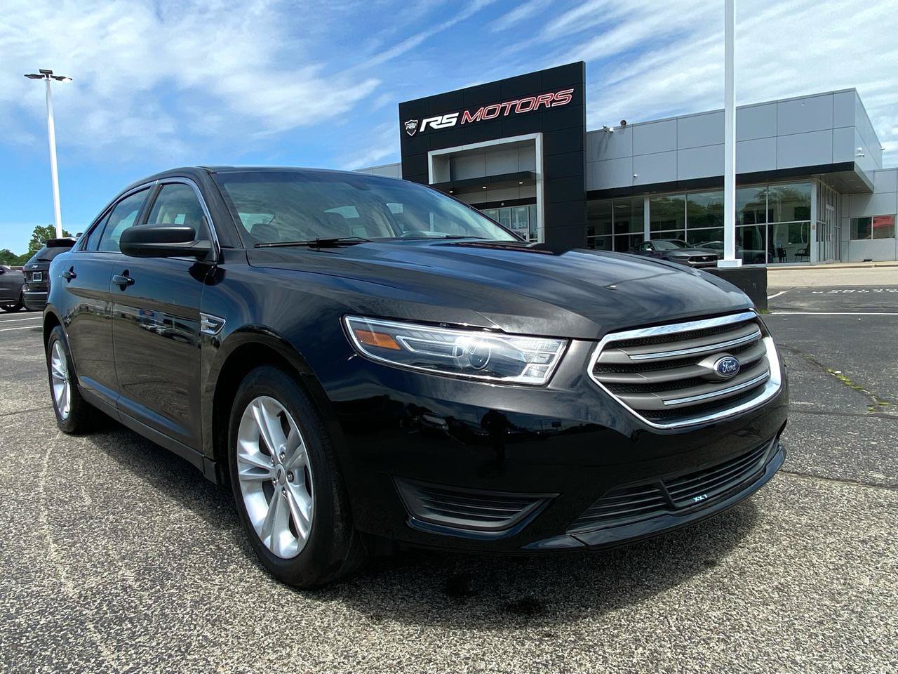 Used 2017 Ford Taurus SE FWD image 1