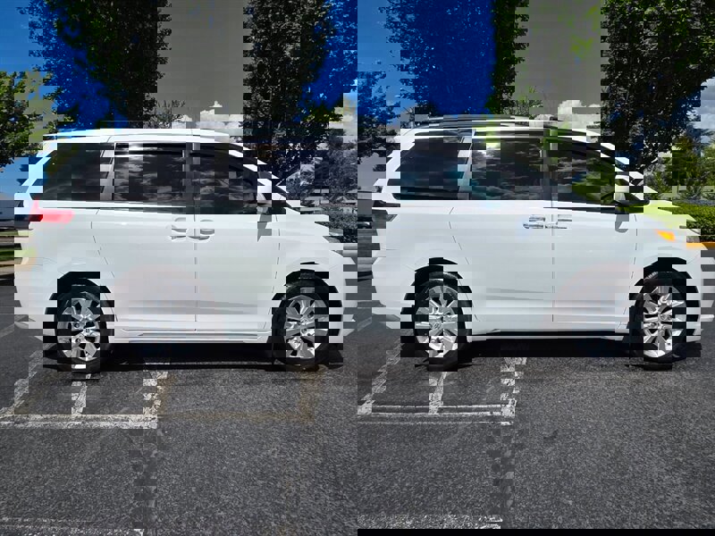 Used 2011 Toyota Sienna XLE w/ Premium Pkg image 4