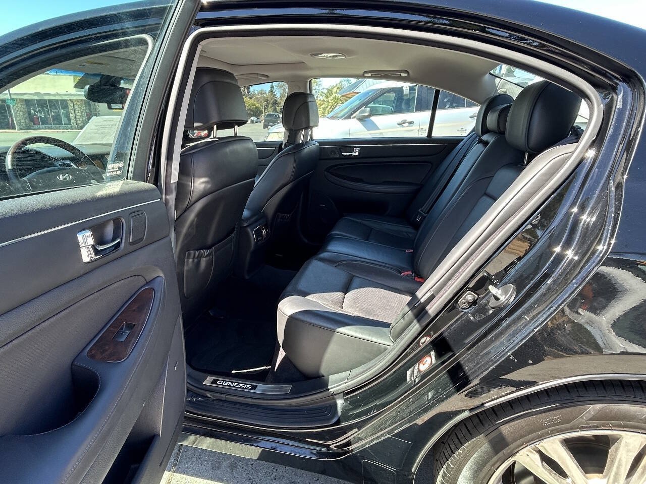Used 2010 Hyundai Genesis 4.6 w/ Technology Pkg 5 RWD image 15