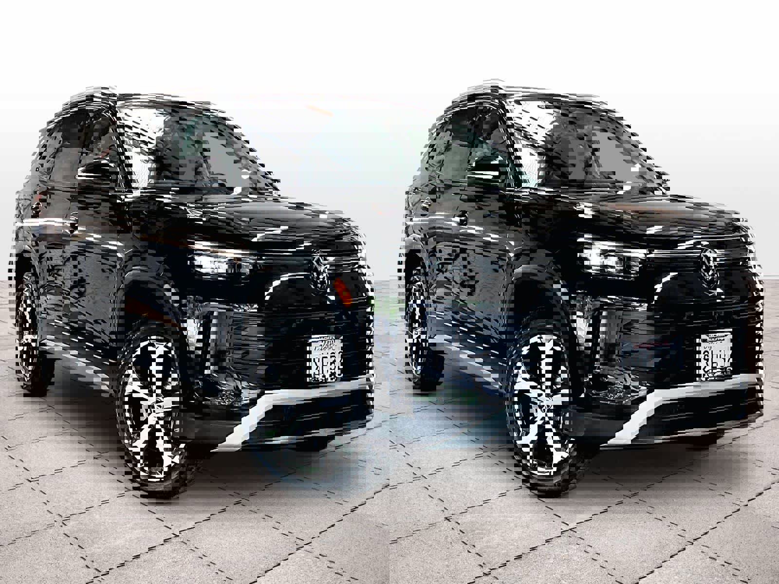 Used 2025 Volkswagen Tiguan SE w/ Panoramic Sunroof Package image 2