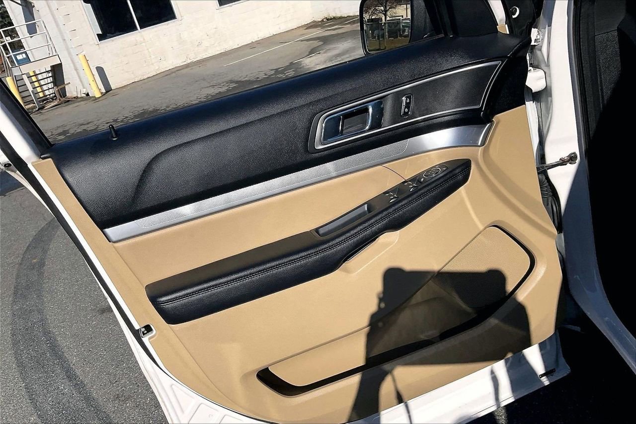 Used 2017 Ford Explorer XLT w/ Equipment Group 202A image 28