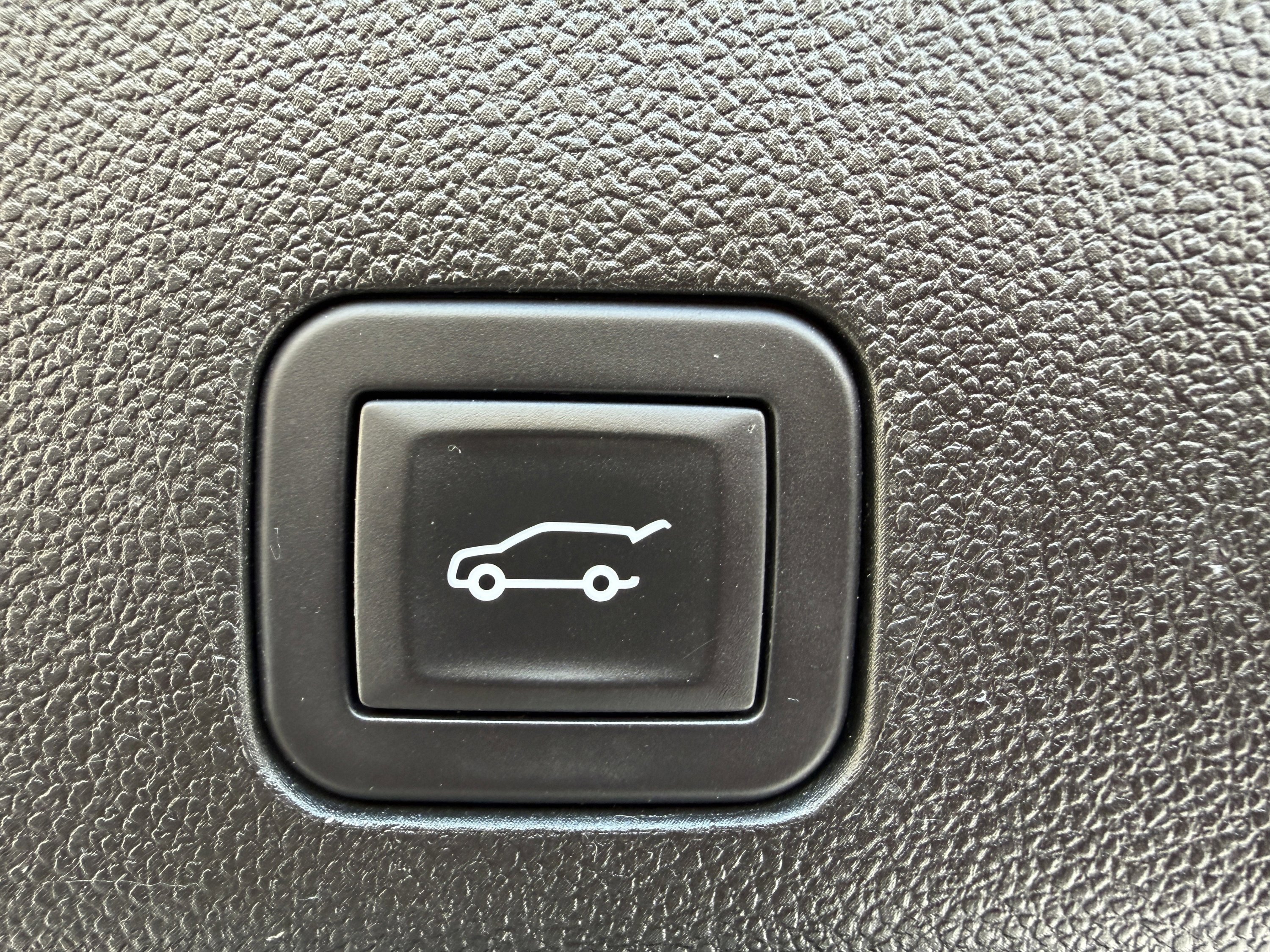 Used 2024 GMC Yukon XL Denali w/ Advanced Technology Package image 11