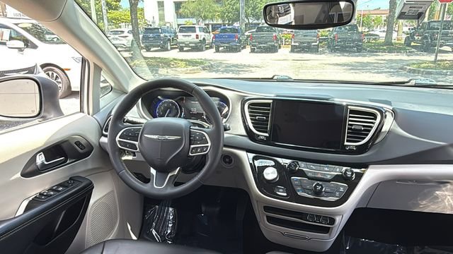 Used 2023 Chrysler Pacifica Touring-L FWD image 13