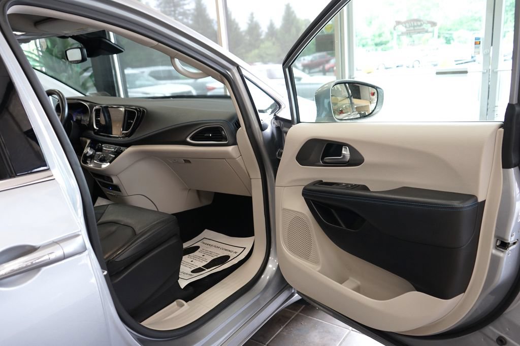 Used 2021 Chrysler Pacifica Touring-L w/ Uconnect Theater Family Group AWD/4WD image 45