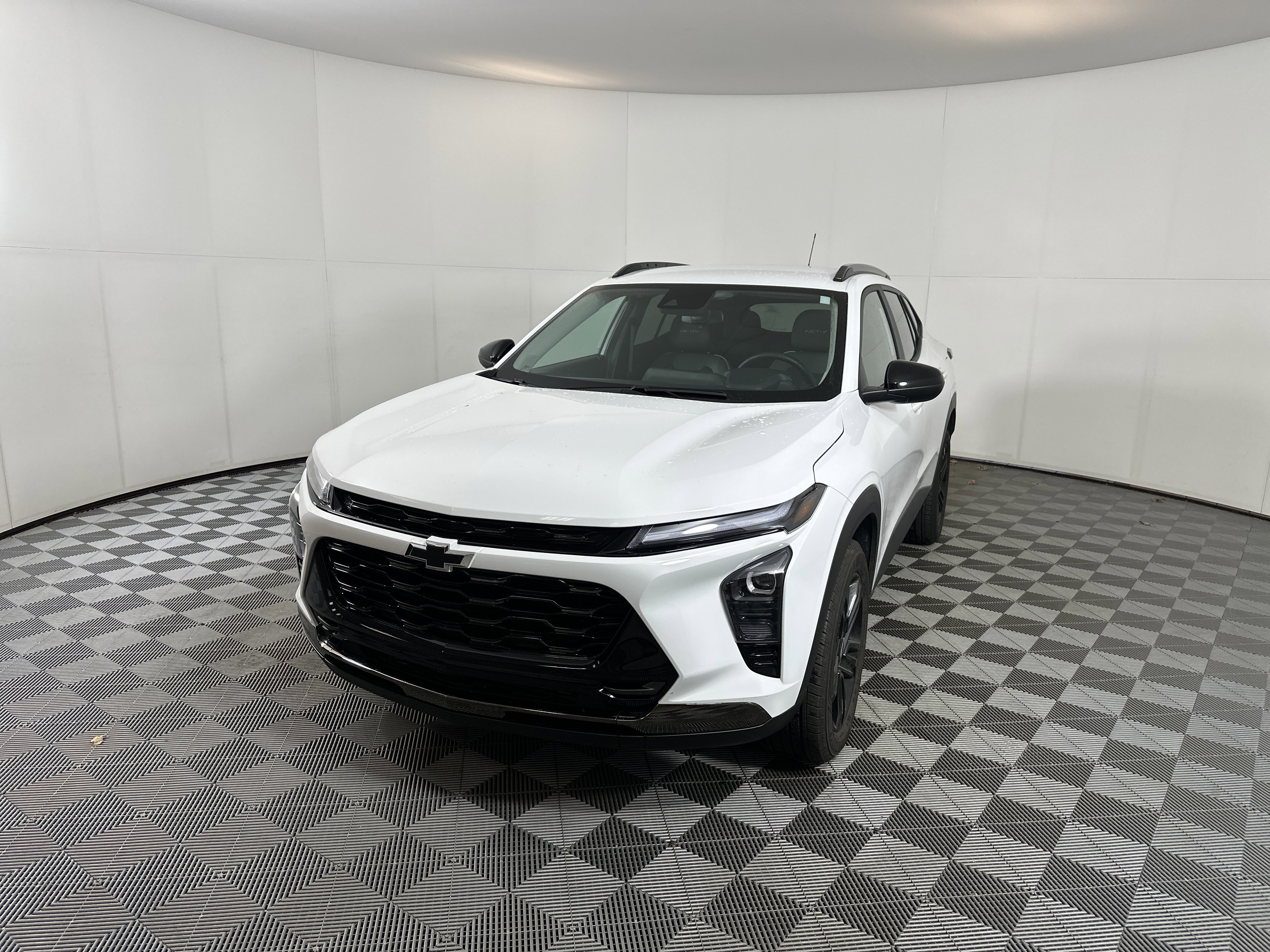 Used 2024 Chevrolet Trax ACTIV image 2