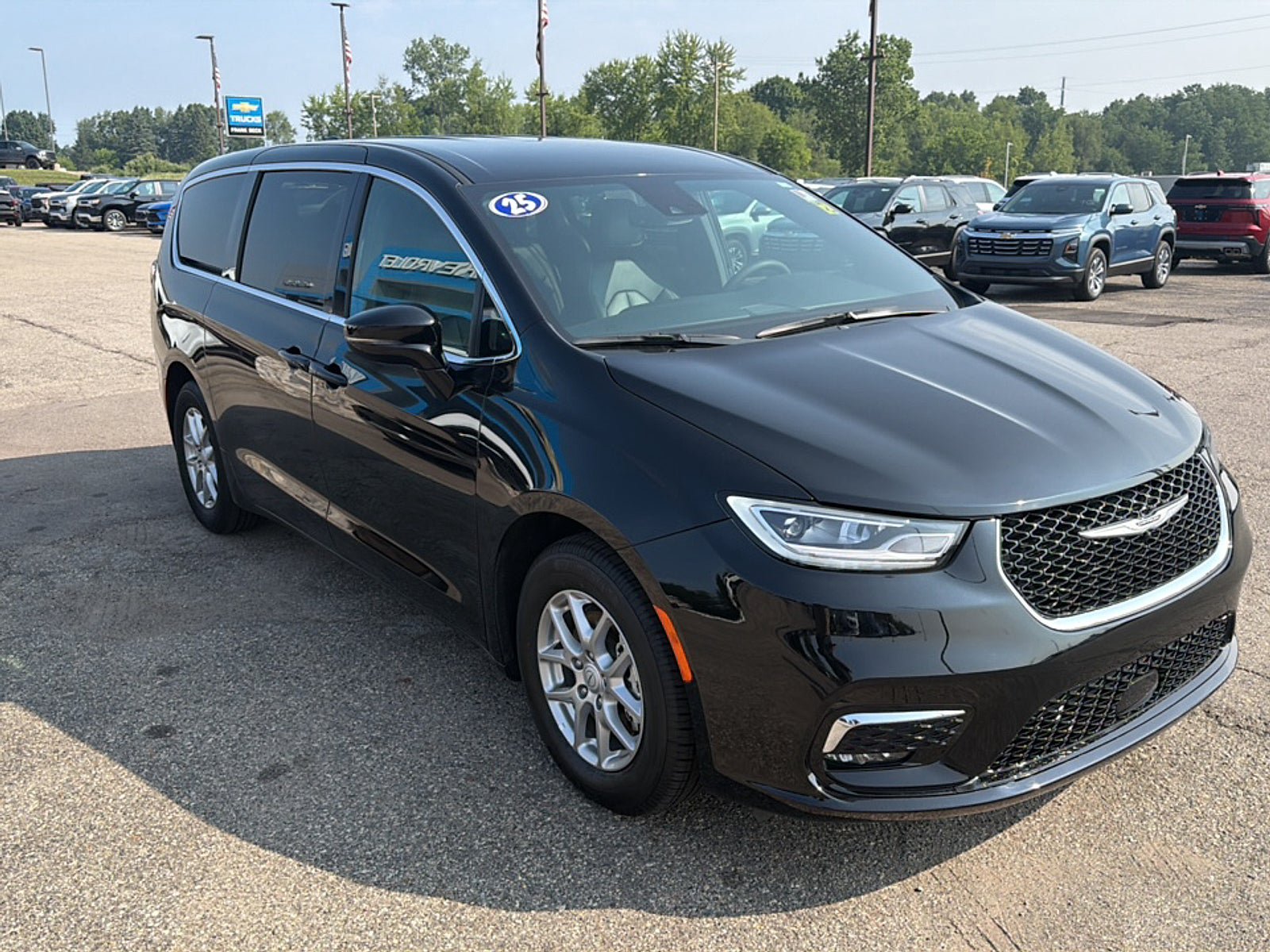 Used 2025 Chrysler Pacifica Select FWD image 3