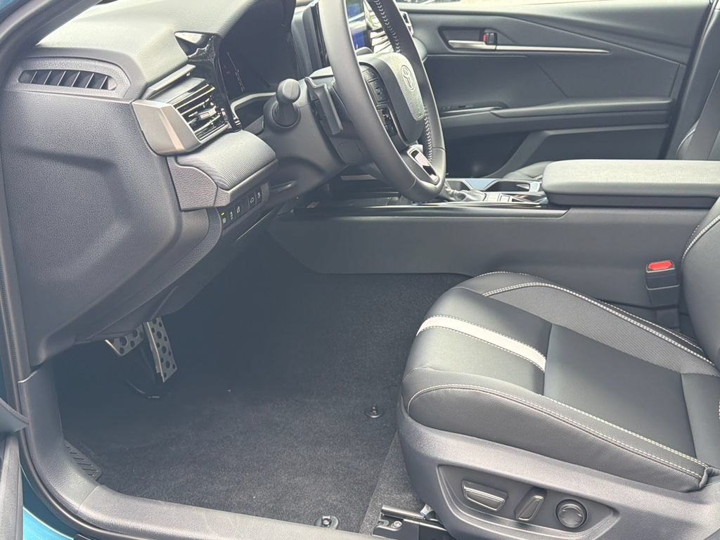 New 2026 Toyota Camry Hybrid FWD image 9