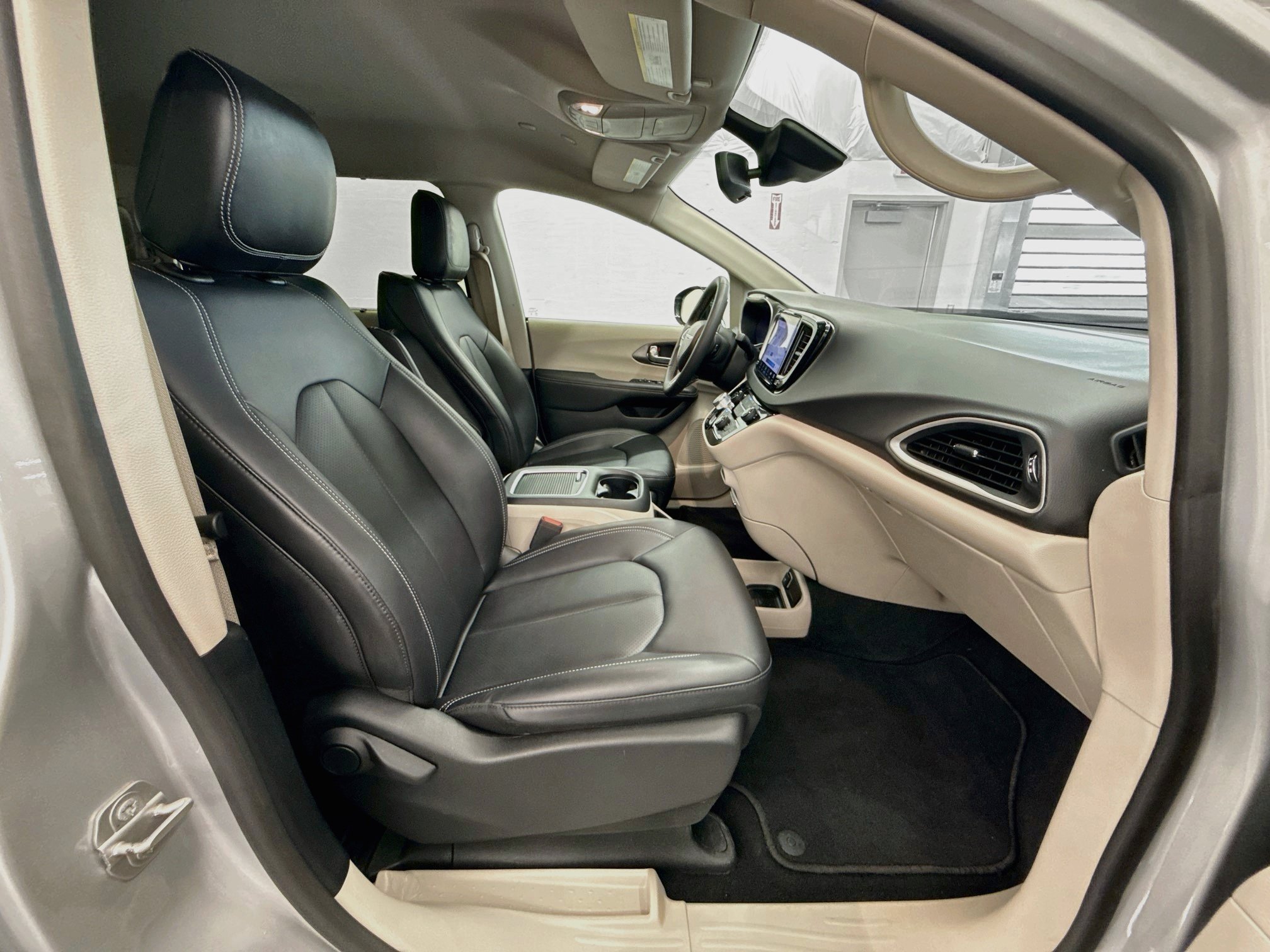 Used 2024 Chrysler Pacifica Touring-L FWD image 33