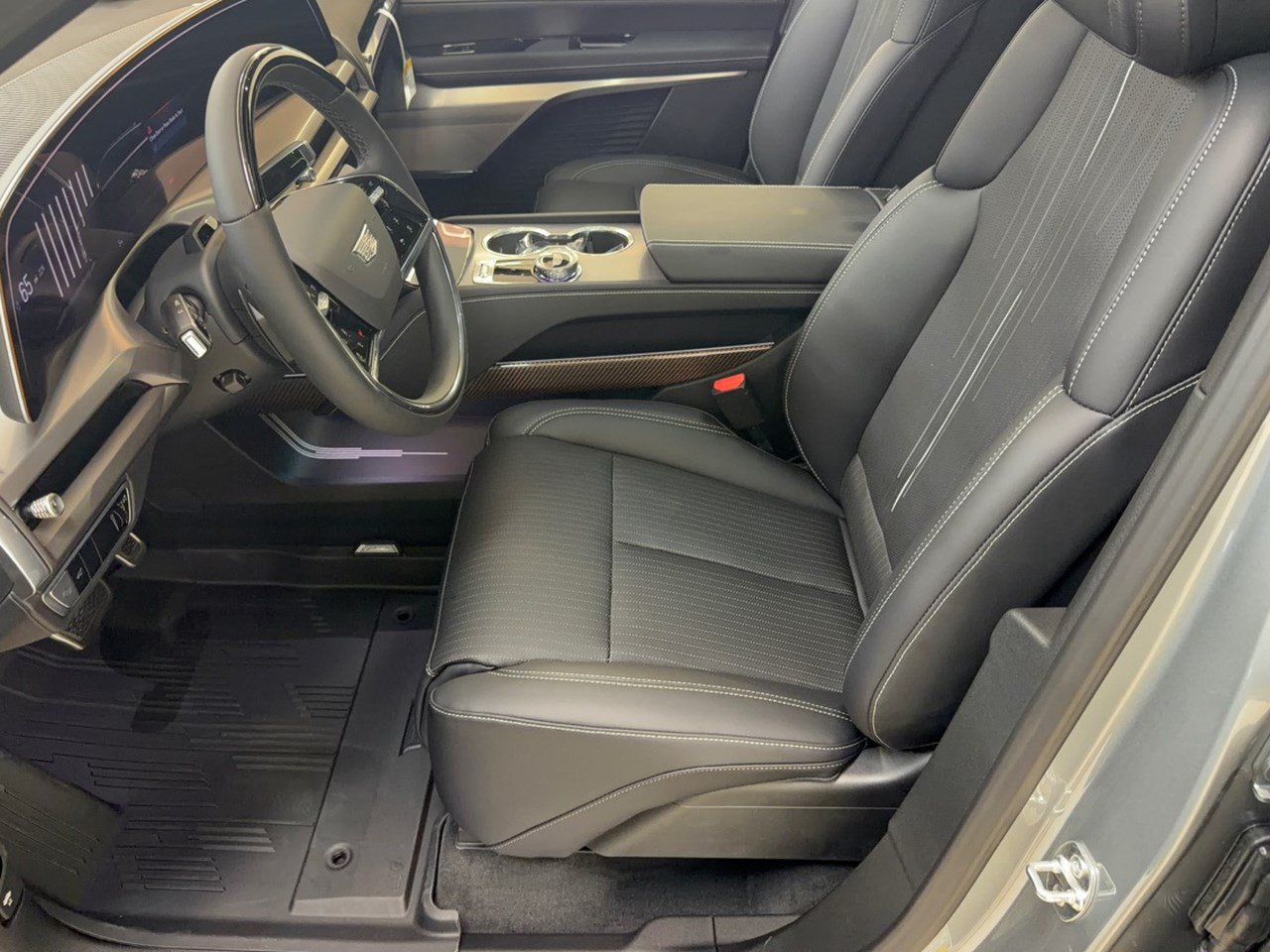 New 2027 Cadillac Vistiq Sport w/ LPO, Floor Liner Package AWD/4WD image 5