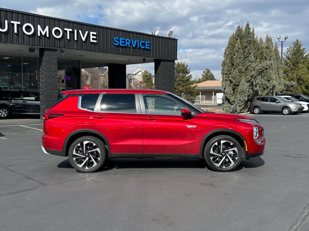 Used 2025 Mitsubishi Outlander 4WD Plug-In Hybrid image 2
