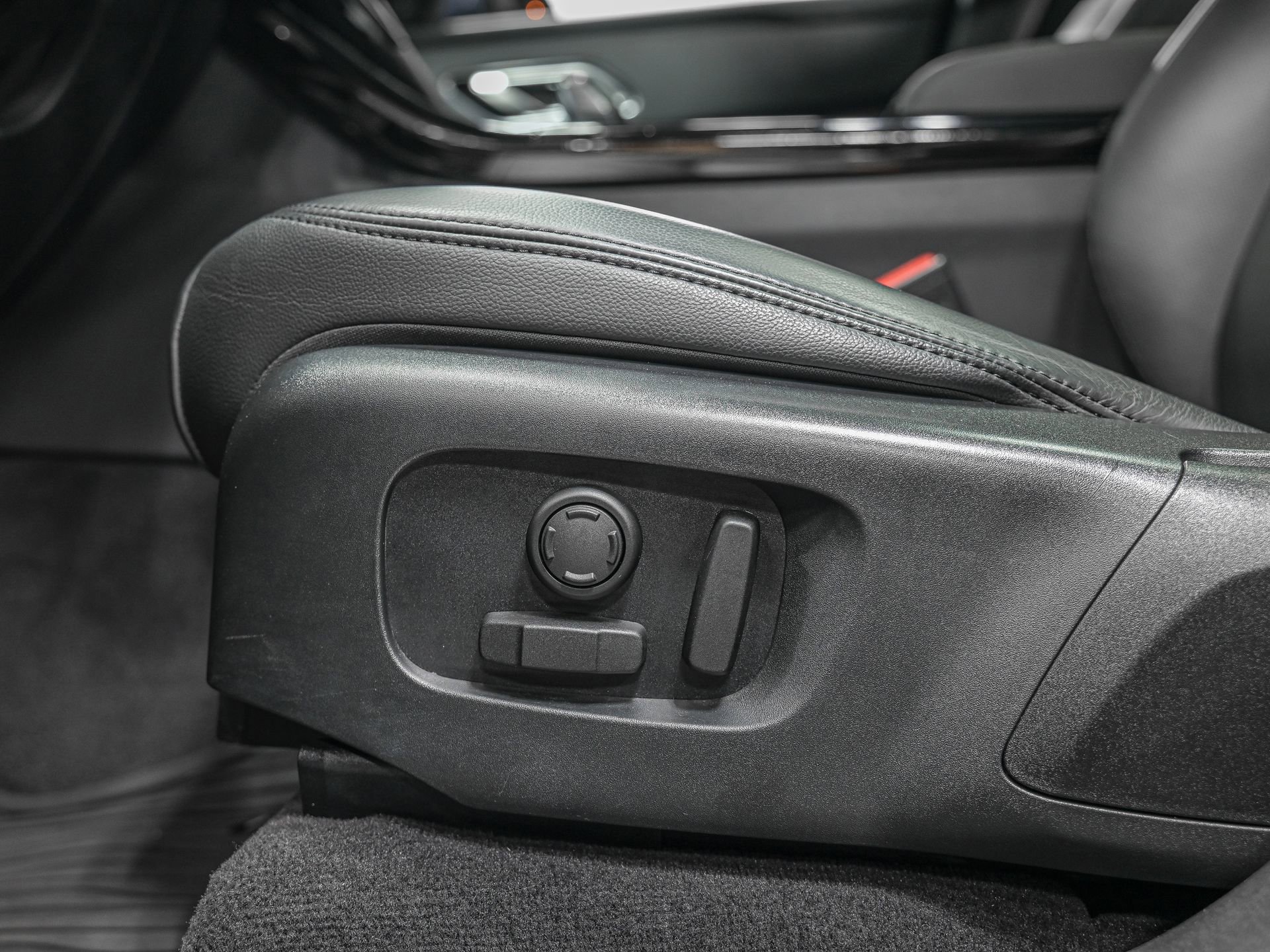 Used 2024 Land Rover Range Rover Velar Dynamic SE image 14