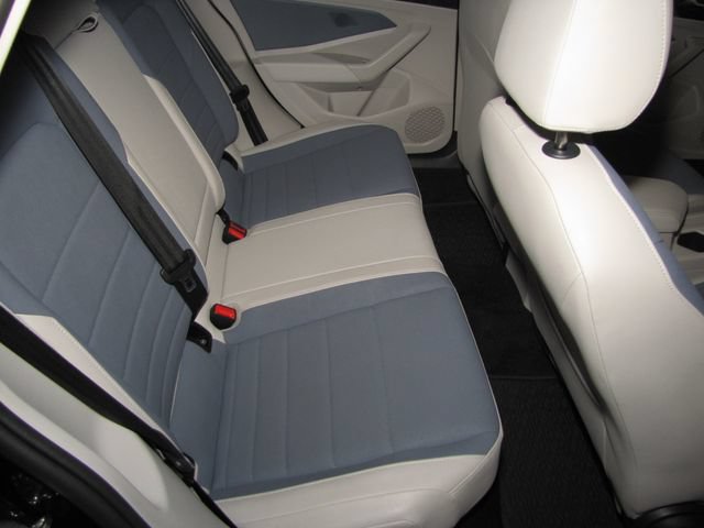 Used 2025 Volkswagen Jetta SE FWD image 18
