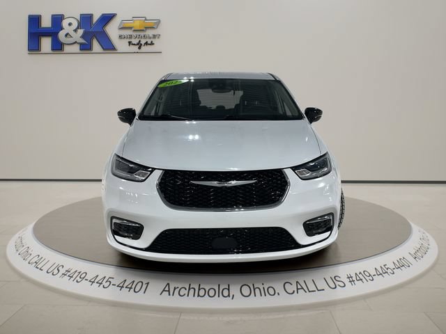 Used 2024 Chrysler Pacifica Touring-L FWD image 2