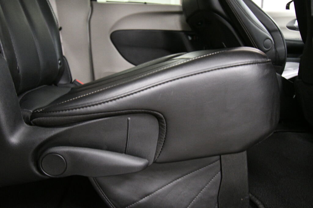 Used 2024 Chrysler Pacifica Touring-L FWD image 23