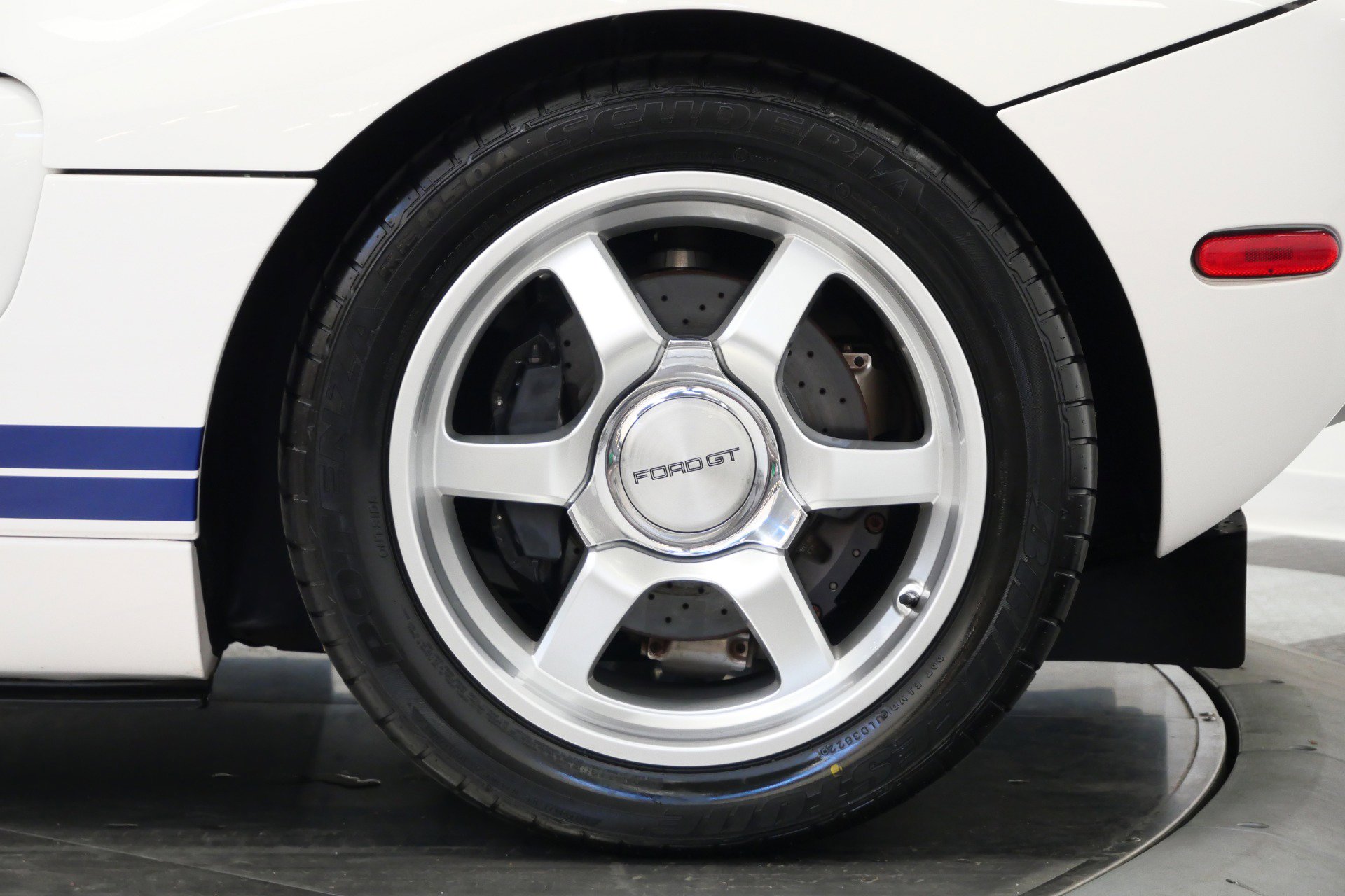 Used 2005 Ford GT RWD image 11
