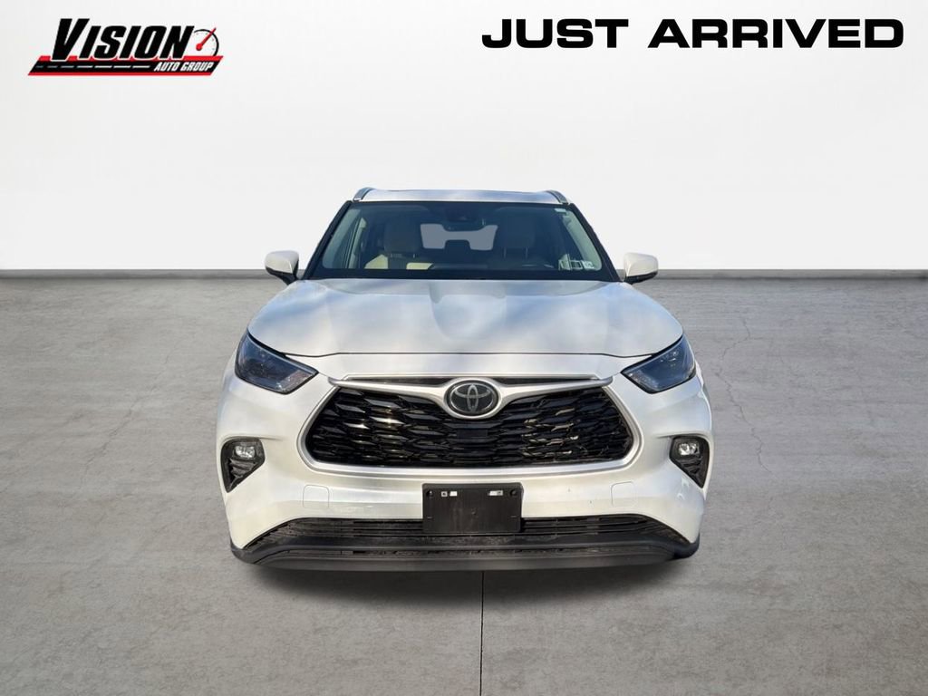 Used 2022 Toyota Highlander XLE image 2