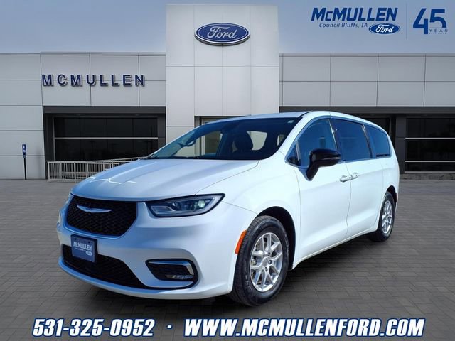 Used 2024 Chrysler Pacifica Touring-L image 1