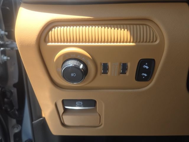 Used 2025 Jeep Grand Wagoneer L Series III w/ Rear Seat Video Group 1 AWD/4WD image 38