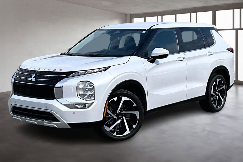 Used 2023 Mitsubishi Outlander SE image 2