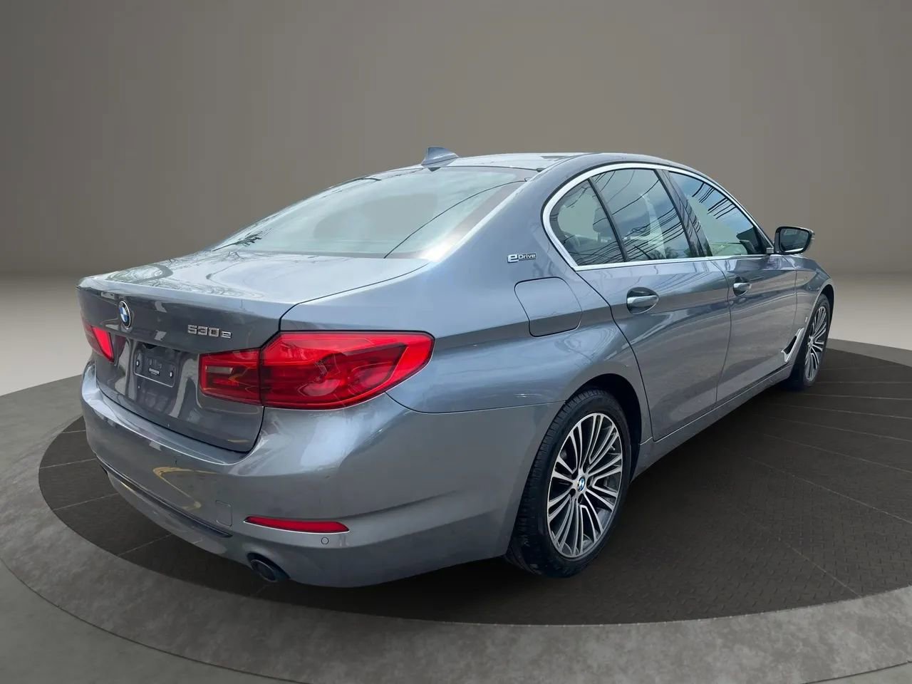 Used 2019 BMW 530e xDrive w/ Convenience Package image 5