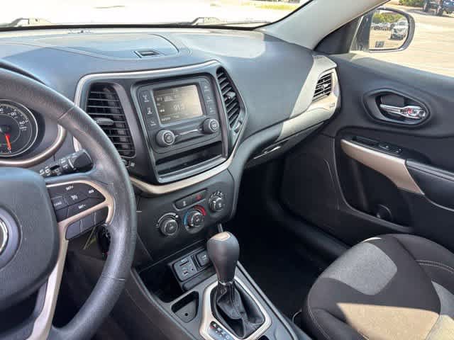 Used 2018 Jeep Cherokee Latitude FWD image 19
