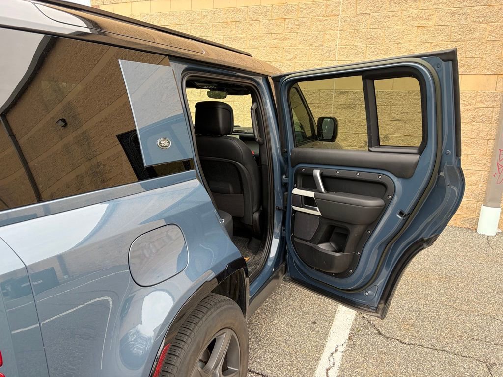 Certified 2023 Land Rover Defender 110 X-Dynamic SE image 19