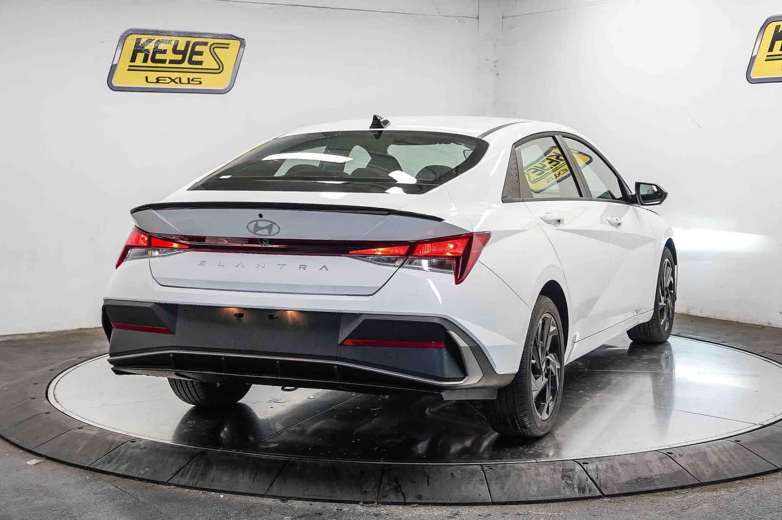 Used 2026 Hyundai Elantra Sport FWD image 4