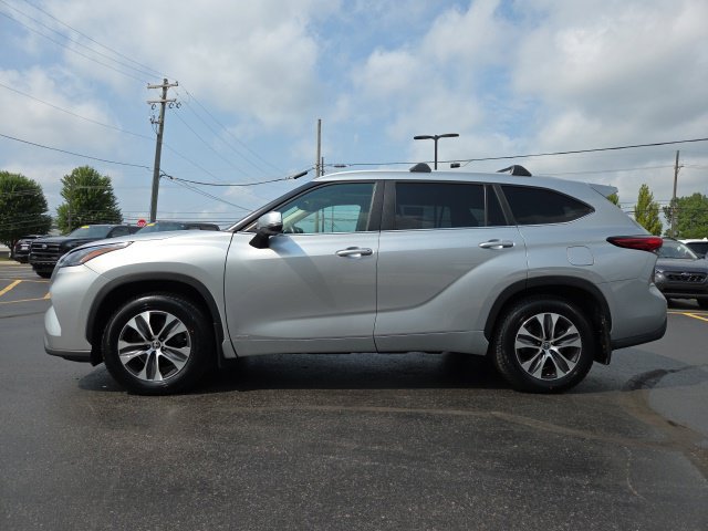 Used 2023 Toyota Highlander XLE AWD/4WD image 4