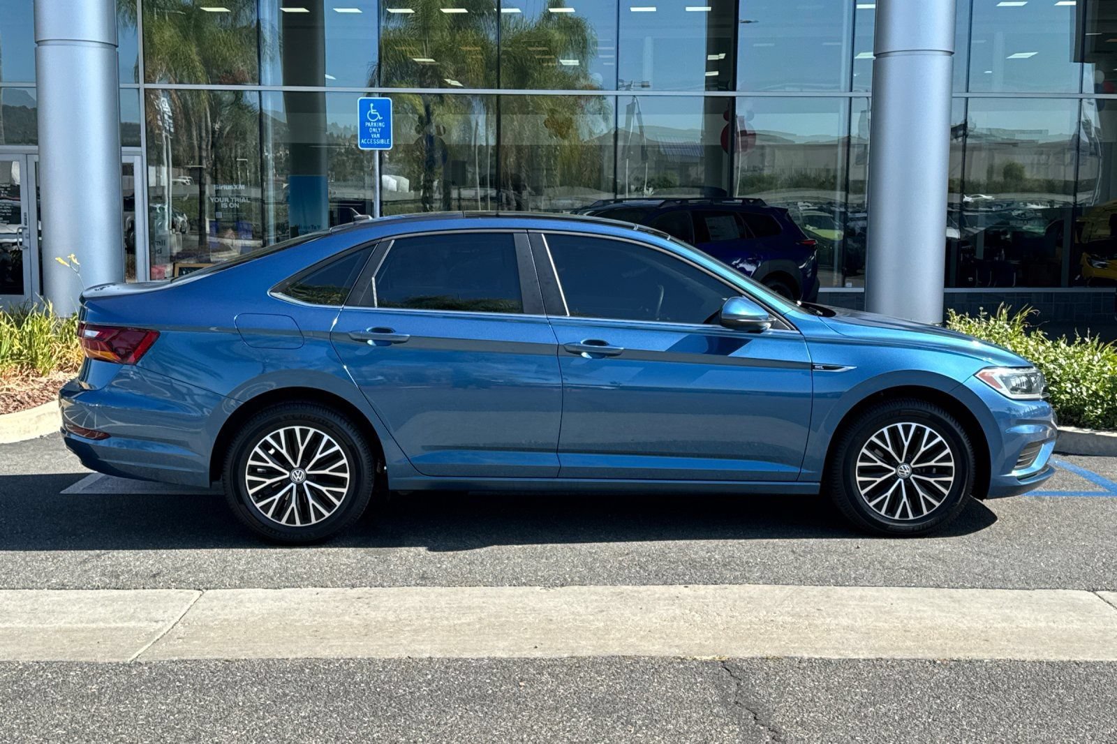 Used 2019 Volkswagen Jetta SEL w/ Cold Weather Package FWD image 3