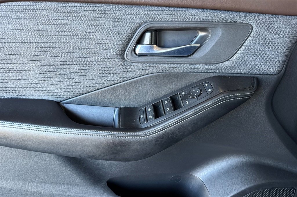 Used 2023 Nissan Rogue SV image 15