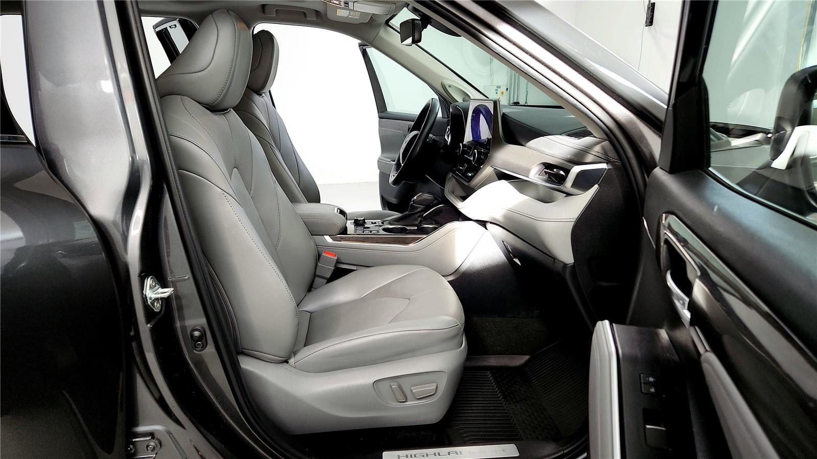 Used 2023 Toyota Highlander Limited image 16