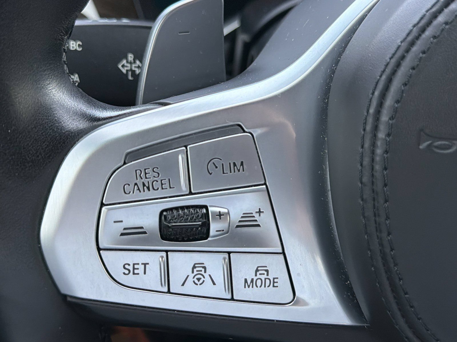 Used 2022 BMW M760i xDrive AWD/4WD image 33