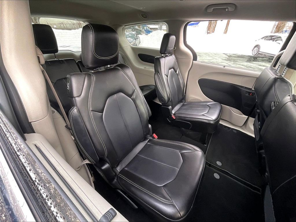 Used 2024 Chrysler Pacifica Touring-L FWD image 20
