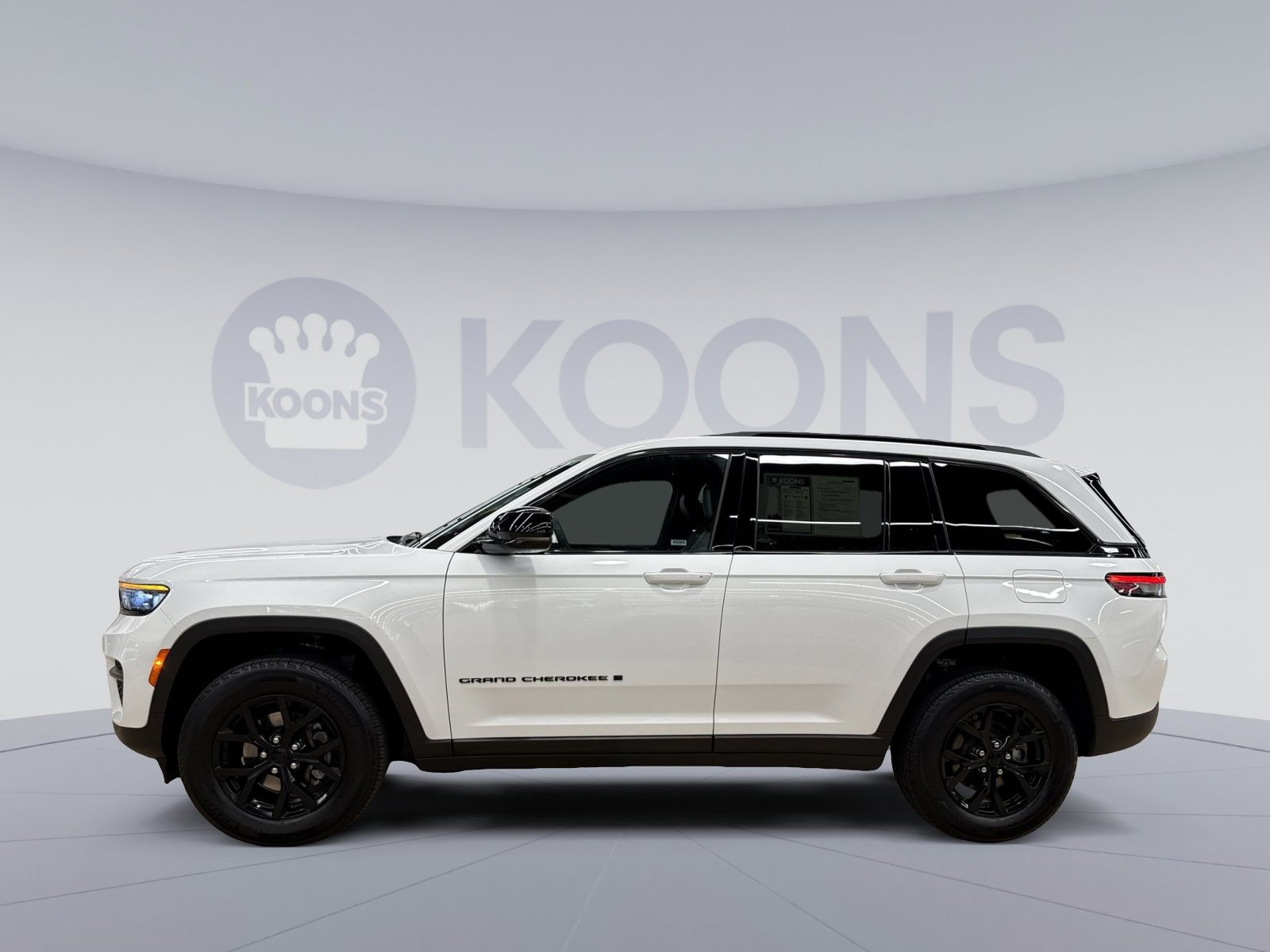 Used 2025 Jeep Grand Cherokee Altitude AWD/4WD image 7