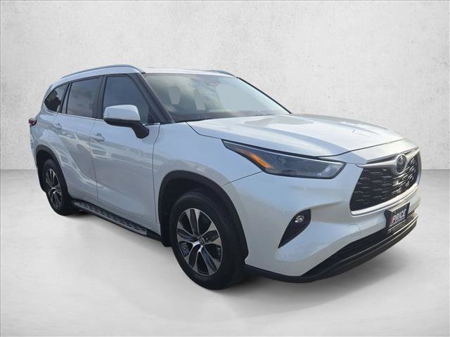Used 2024 Toyota Highlander XLE image 3