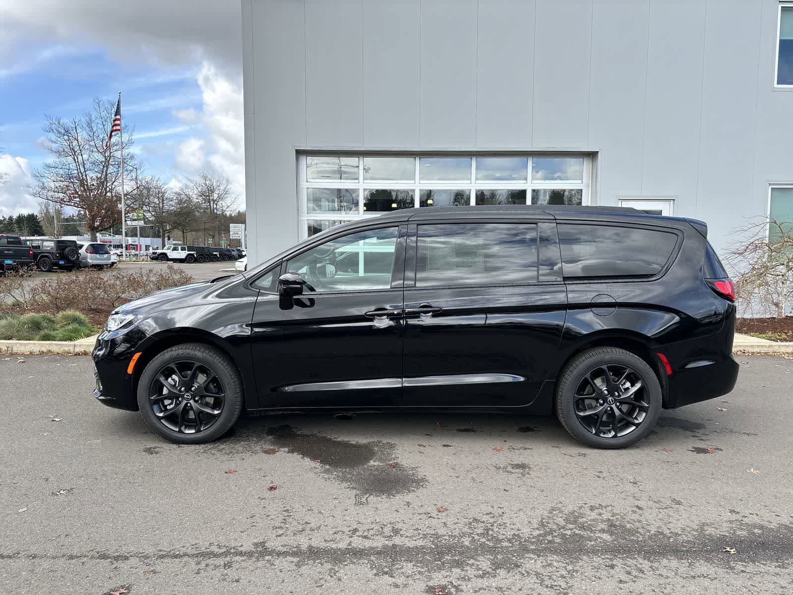 New 2026 Chrysler Pacifica Select image 2