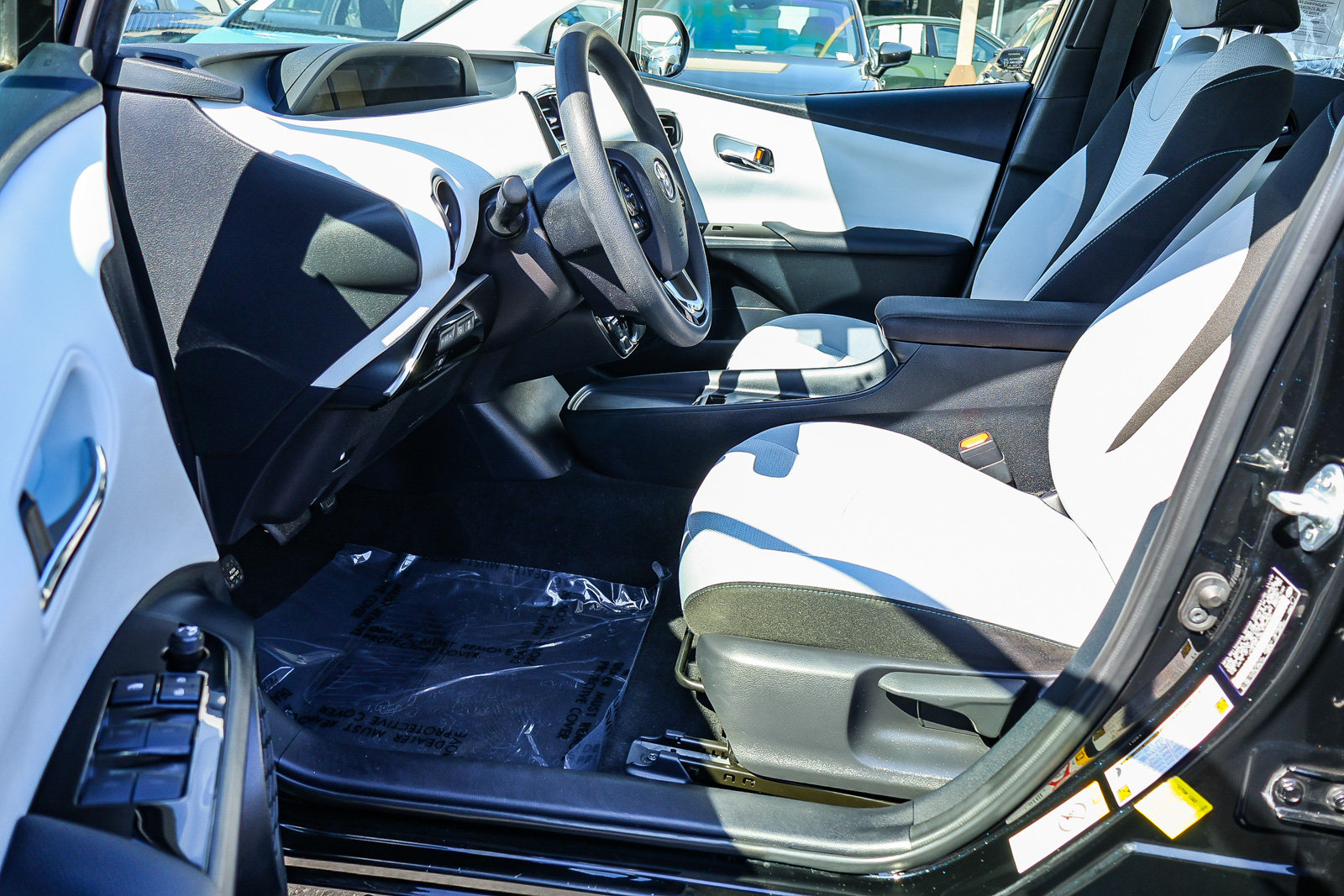 Used 2020 Toyota Prius LE FWD image 2