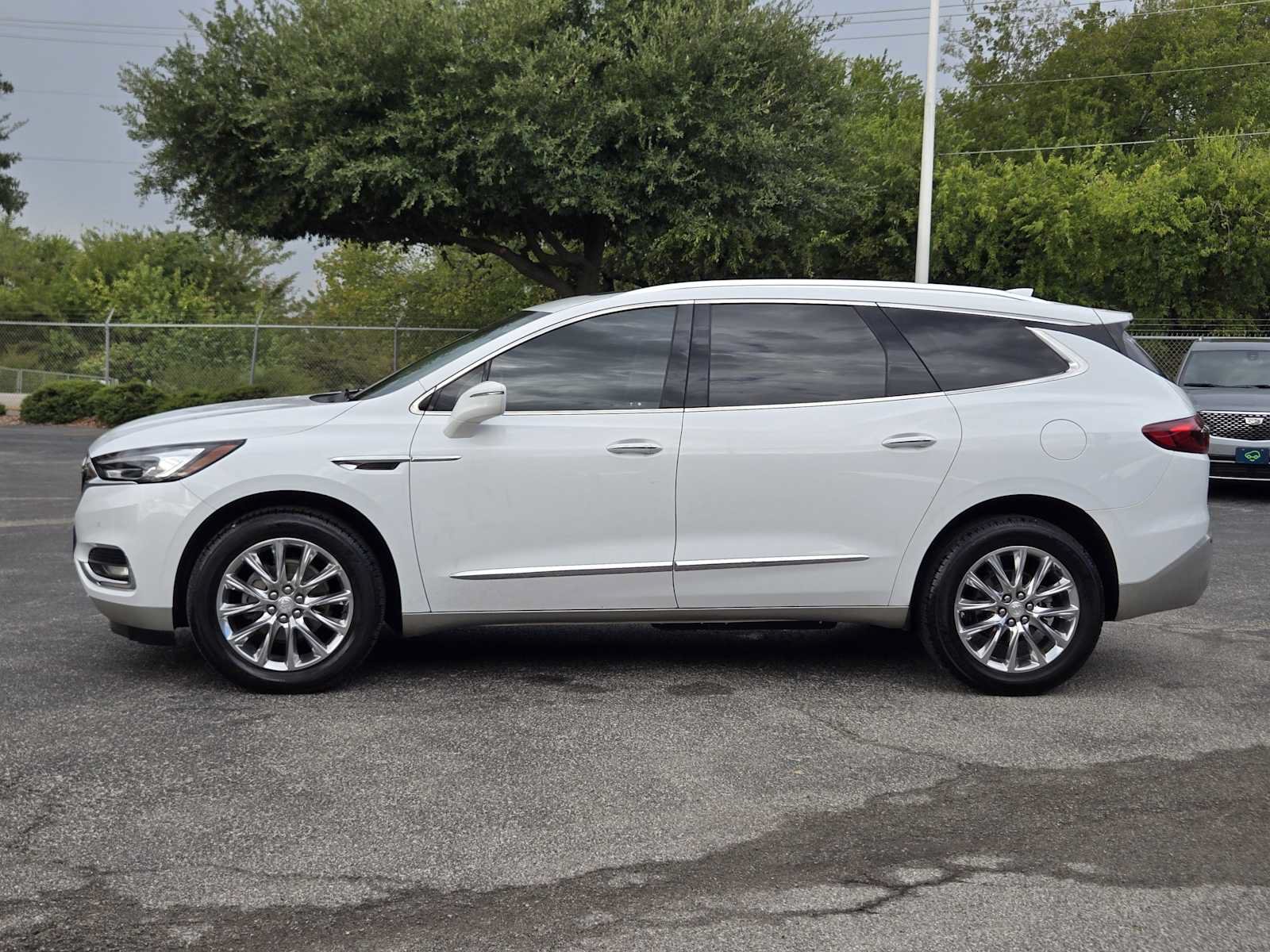 Used 2020 Buick Enclave Premium w/ Sun and Sites Package FWD image 4