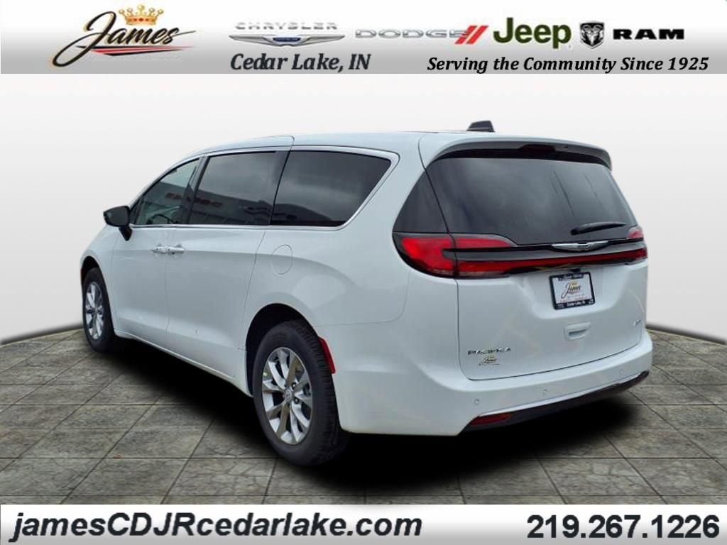 New 2026 Chrysler Pacifica Select image 3