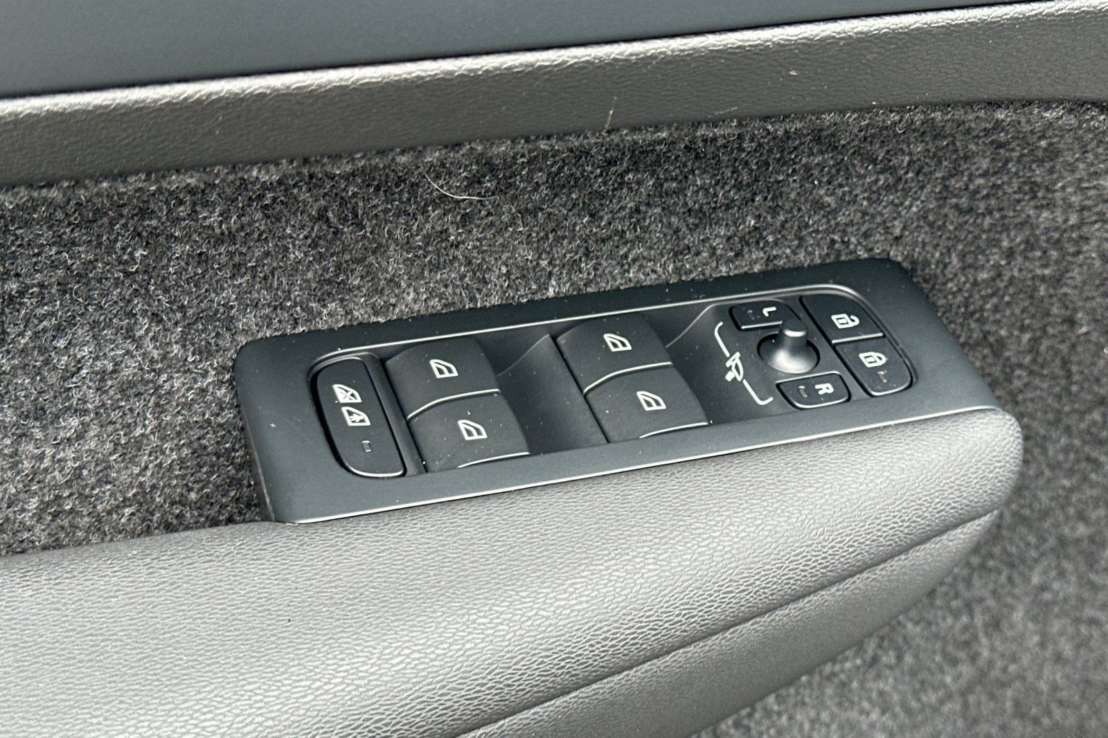 Used 2023 Volvo XC40 Recharge Ultimate image 11