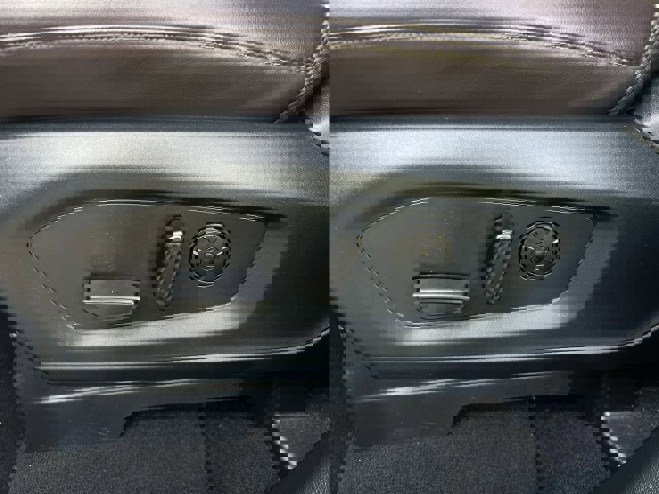 Used 2025 Ford Explorer Platinum image 24