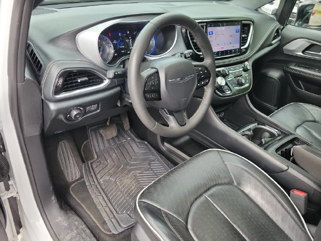 Used 2025 Chrysler Pacifica Limited FWD image 9
