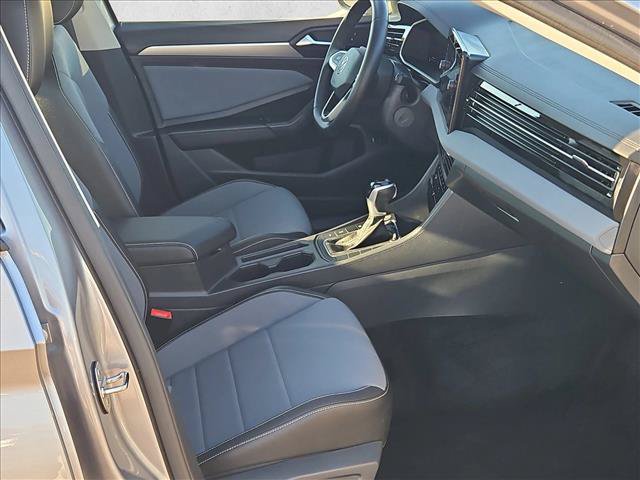 Used 2025 Volkswagen Jetta SE FWD image 14
